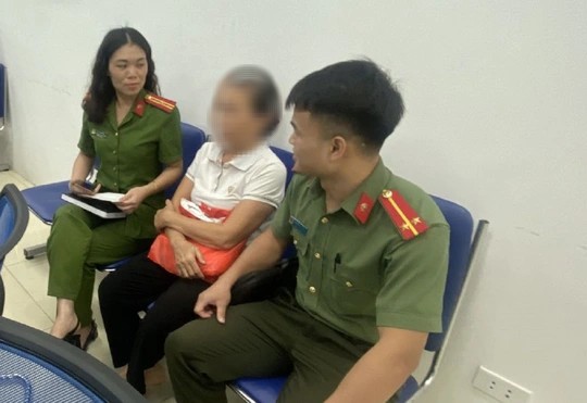 Lực lượng Công an huyện Hà Trung đã kịp thời ngăn chặn vụ việc bà C. mang 200 triệu đồng đi chuyển khoản cho kẻ lừa đảo. Ảnh: Công an Thanh Hóa