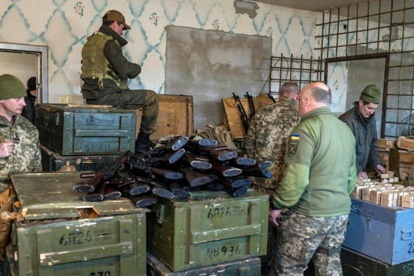 Binh sĩ Ukraine kiểm đếm vũ khí tại một nhà kho ở khu vực Fastiv. Ảnh:NYTimes