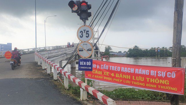 Ngành chức năng tỉnh Cà Mau treo bảng cấm xe 4 bánh lưu thông qua cầu Rạch Ráng.