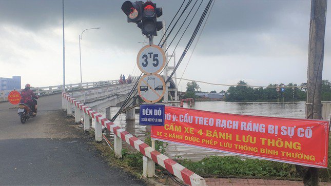 Ngành chức năng tỉnh Cà Mau treo bảng cấm xe 4 bánh lưu thông qua cầu Rạch Ráng.