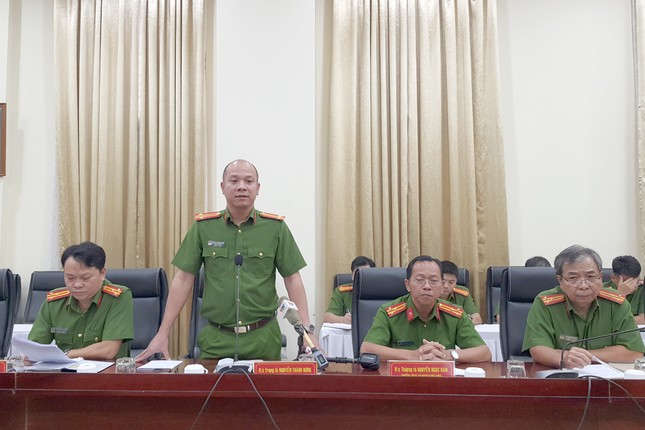 Trung tá Nguyễn Thành Hưng, Trưởng Phòng Cảnh sát hình sự Công an TPHCM thông tin vụ cướp ngân hàng ở huyện Hóc Môn. Ảnh: Hoàng Thuận.