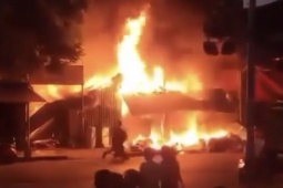 Tin tức trong ngày - Vụ cháy 3 mẹ con tử vong: Clip khoảnh khắc người chồng gọi tên vợ con