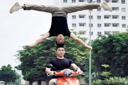 Đời sống Showbiz - Quốc Cơ - Quốc Nghiệp "vô cùng áy náy" vì clip lái xe chồng đầu gây tranh cãi