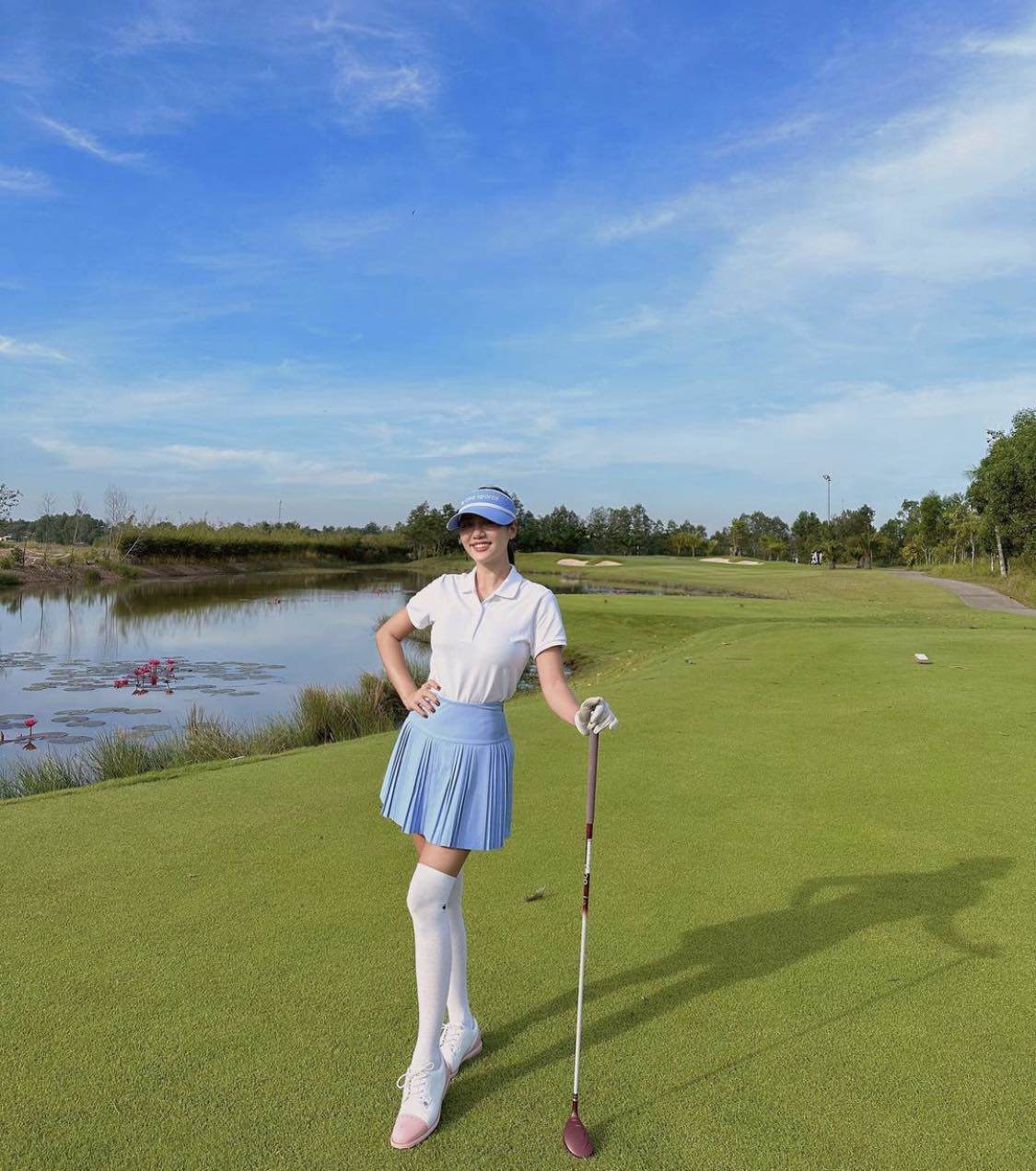 Cô chăm chỉ check-in ở trên sân golf trong thời gian gần đây.