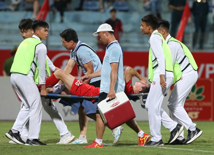 Hoàng Đức phải rời sân bằng cáng nhưng sau đó có thể dứng dậy đi lại được 