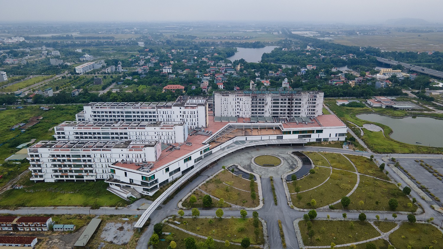 Dự án xây dựng cơ sở 2 của Bệnh viện Hữu nghị Việt Đức tại xã Liêm Tuyền, thành phố Phủ Lý, tỉnh Hà Nam (cách Bệnh viện Bạch Mai cơ sở 2 chưa đầy 1km) khởi công xây dựng cuối năm 2014, dự kiến hoàn thành vào năm 2017.