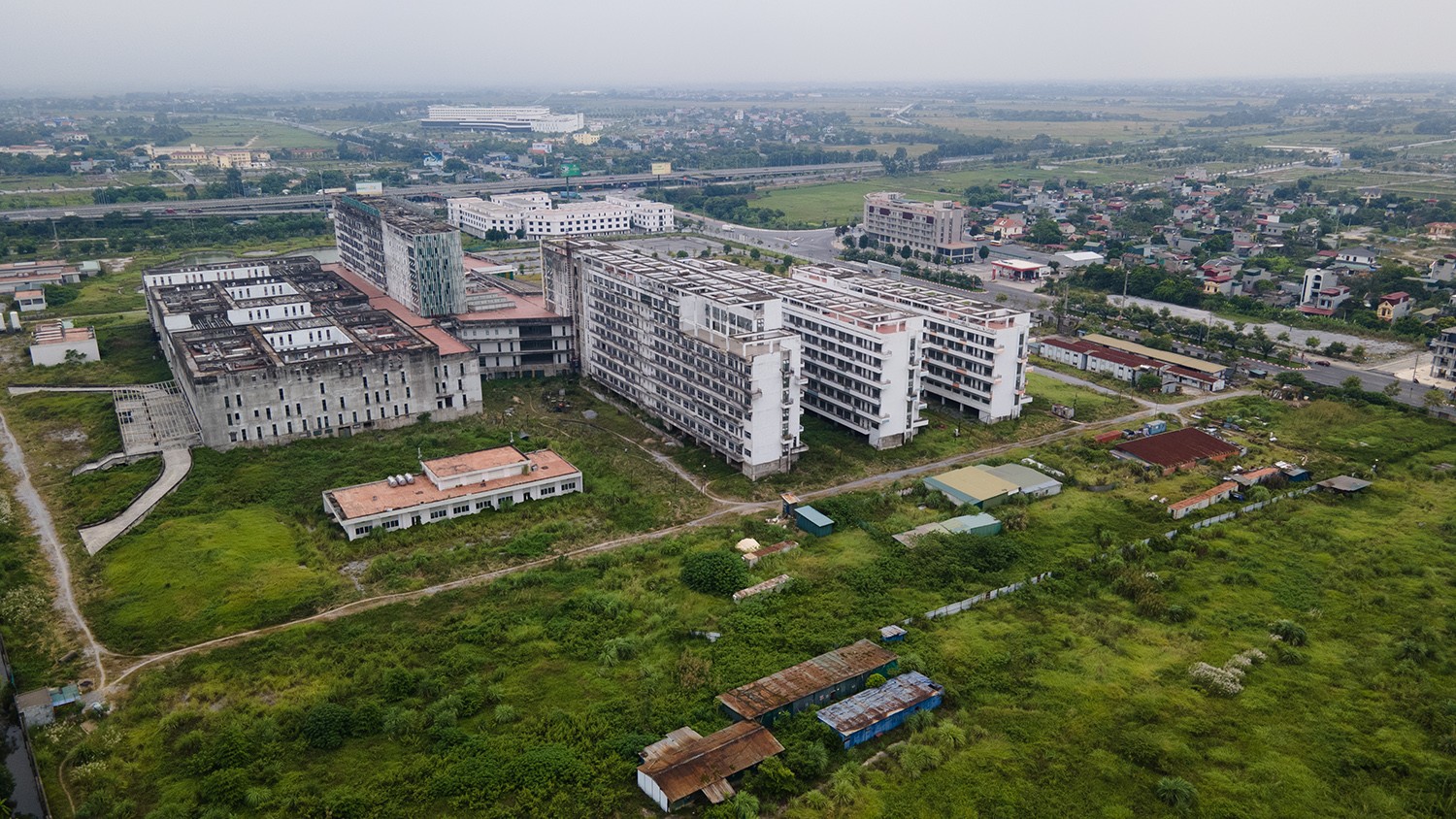 Bệnh viện Việt Đức cơ sở 2 được xây dựng với mục tiêu góp phần giải quyết cơ bản tình trạng quá tải cho cơ sở 1 của bệnh viện này tại Hà Nội, giúp người dân Hà Nam và các tỉnh lân cận tiếp cận những dịch vụ y tế chất lượng cao. Tuy nhiên, đến nay, sau nhiều năm, dự án đã hoàn thiện cơ bản nhưng lại bị hoang hóa rất lãng phí.