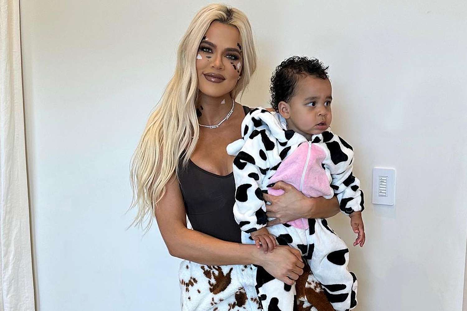 Gợi ý trang phục Halloween từ Khloe Kardashian và Ariana Grande