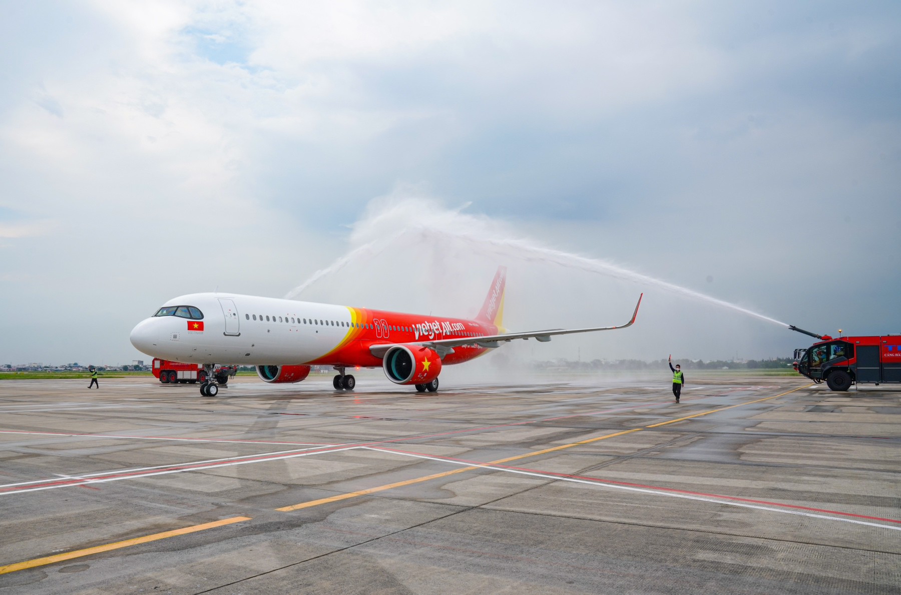 Tàu bay thế hệ mới A321neo ACF 240 của Vietjet được chào đón với nghi thức vòi rồng. Ảnh: H.T&nbsp;