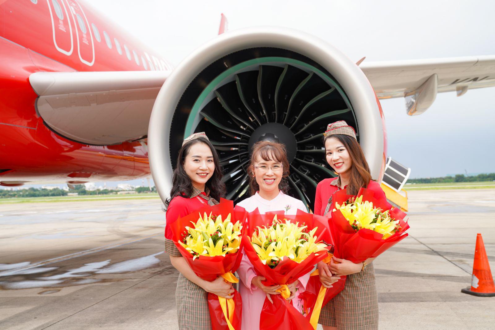 Chủ tịch Nguyễn Thị Phương Thảo (giữa) cùng hai tiếp viên trưởng Thu Hà và Minh Huyền đã đón tàu bay 01 đầu tiên và hôm nay đón tàu bay thứ 101 của Vietjet. Ảnh: H.T&nbsp;