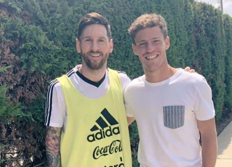 Schwartzman (bên phải) rất vui khi biết rằng huyền thoại bóng đá Messi cũng theo dõi anh thi đấu
