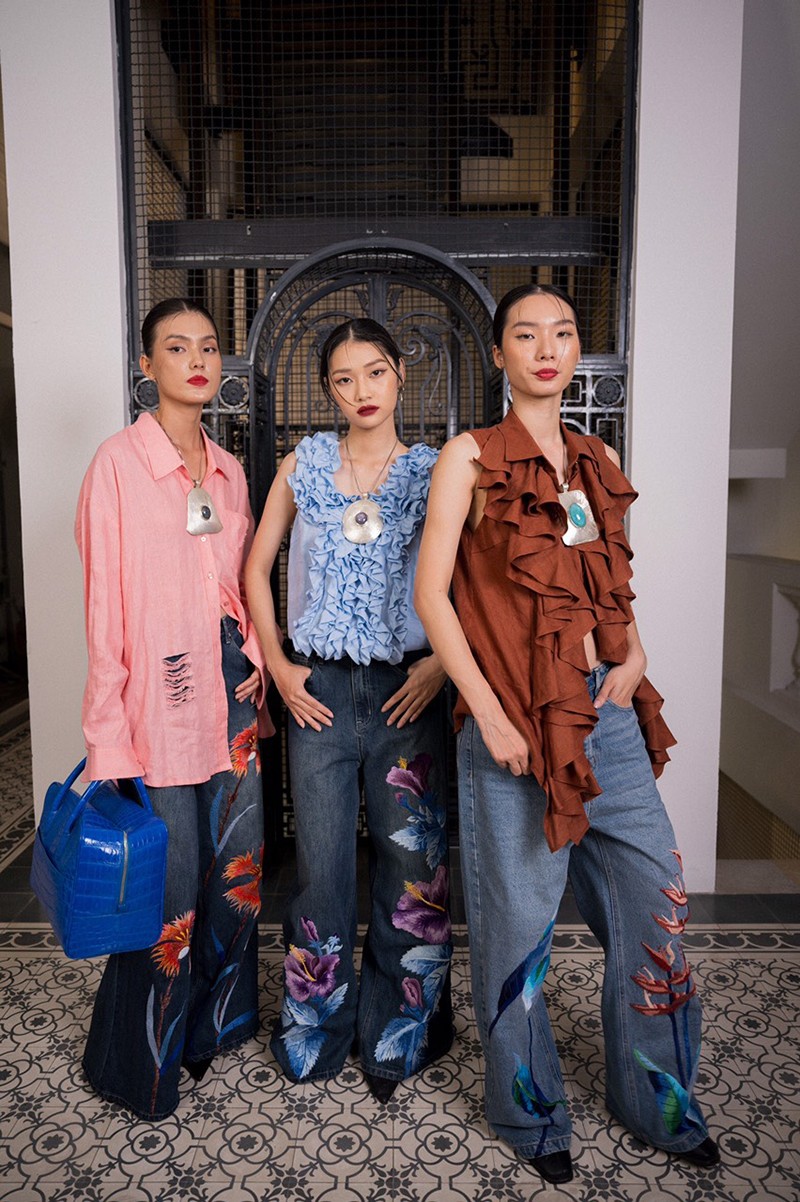 Những chiếc quần jeans thêu tay unisex độc đáo của Chu Gallery - 5