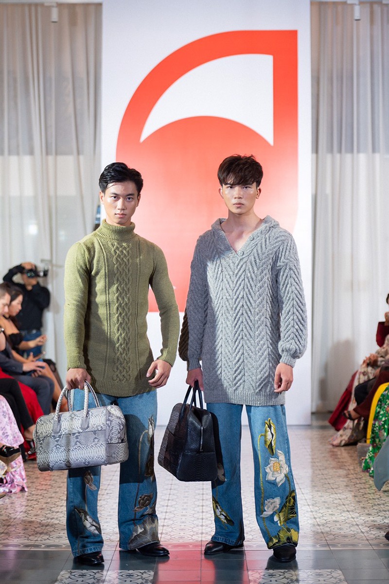 Những chiếc quần jeans thêu tay unisex độc đáo của Chu Gallery - 2