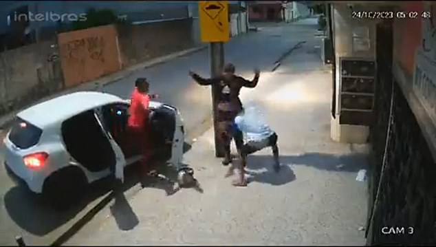 Nhóm cướp đi ô tô tức giận khi không lấy được gì giá trị từ người đàn ông.