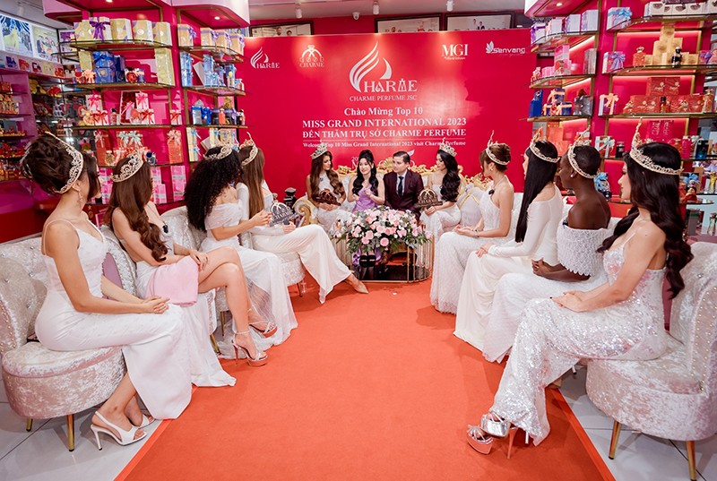 Ban lãnh đạo Charme Perfume giới thiệu mùi hương nước hoa đến&nbsp; Top 10 Miss Grand International 2023