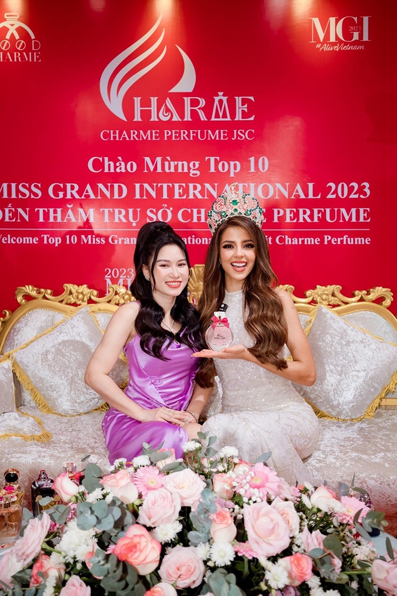 Khoảnh khắc Tân Hoa Hậu Luciana Fuster trải nghiệm nước hoa Charme GoodGirl