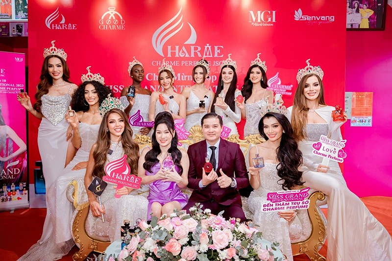 Các Tân Hoa Á Hậu chọn mùi hương nước hoa trong không gian sang trọng tại Charme Perfume