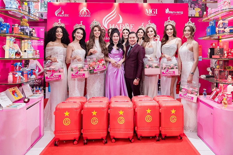 Ban Lãnh Đạo Charme Perfume trao hoa và quà tặng nước hoa cho tân Hoa Á Hậu MGI2023