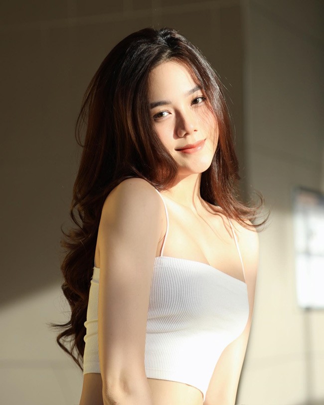Võ Thúy Hằng (sinh năm 2001, TP.HCM) được biết đến với danh xưng "hot girl tạp hóa". 
