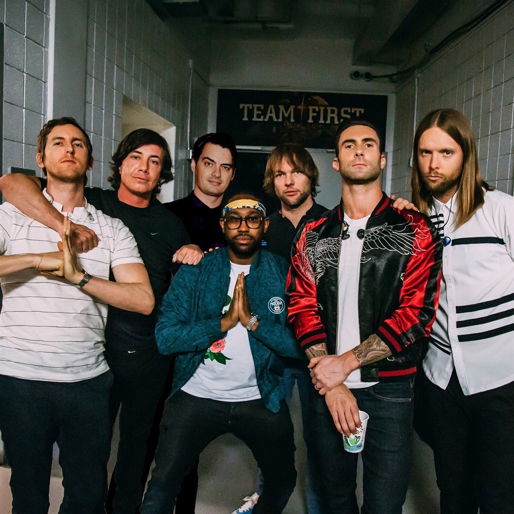 Maroon 5 về Việt Nam biểu diễn khiến người hâm mộ phấn khích.