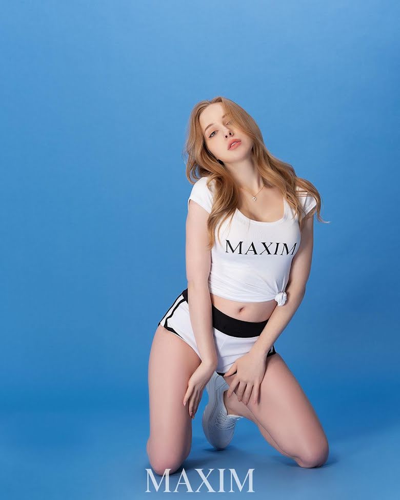 Nana Koval từng gây chú ý với bộ ảnh chụp trang bìa tạp chí Maxim.