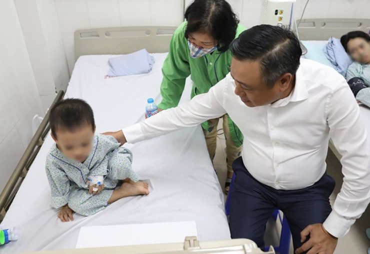 Chủ tịch UBND TP Hà Nội Trần Sỹ Thanh thăm hỏi, động viên cháu bé bị thương trong vụ cháy chung cư mini ở quận Thanh Xuân đêm ngày 12-9.