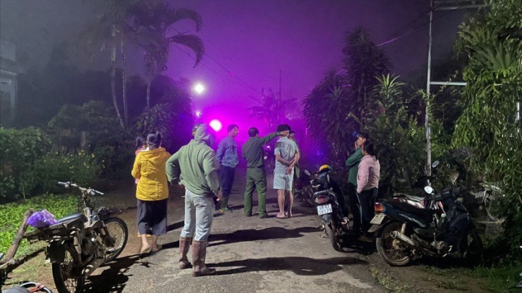 Do lo sợ cháu bé bị bắt cóc nên hàng trăm người xuyên đêm tìm kiếm cháu gái. Ảnh: VT