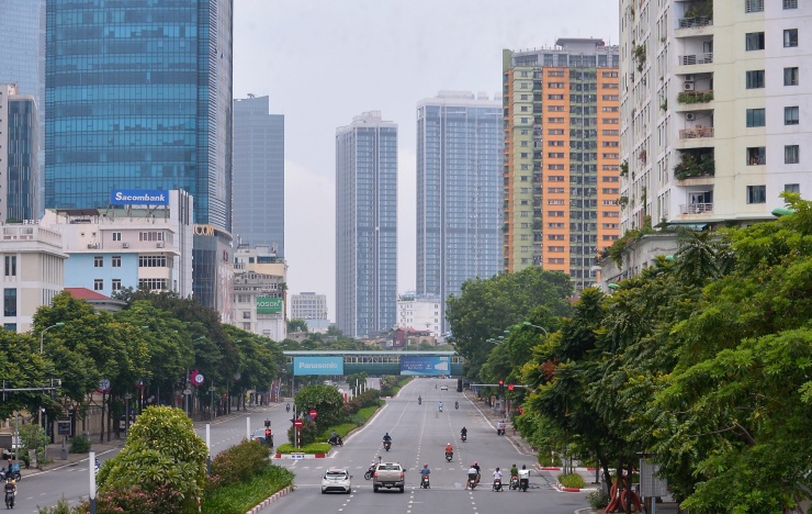 Hướng nhìn từ đường Láng vào đường Nguyễn Chí Thanh.