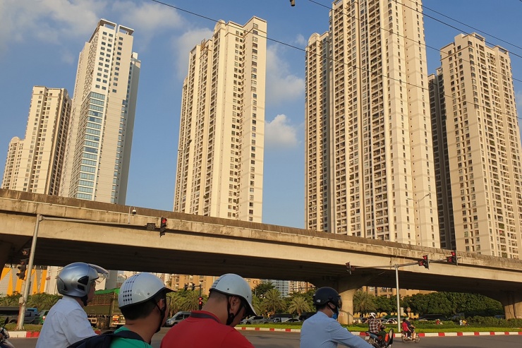 Những khối nhà trọc trời ngay tại ngã tư đường Phạm Hùng - Trần Duy Hưng.