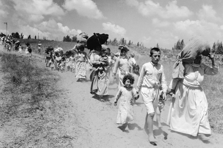 Người dân Palestine rời bỏ nhà cửa vào năm 1948. Ảnh: GETTY IMAGES
