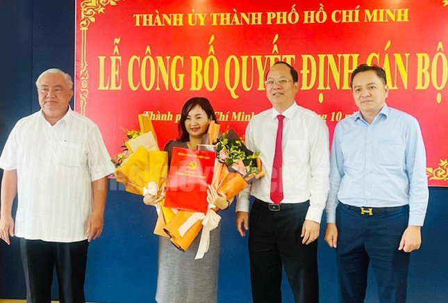 Phó Bí thư Thành uỷ TPHCM Nguyễn Hồ Hải (thứ hai từ phải qua) chúc mừng bà Nguyễn Thuỵ Tường Linh. Ảnh: Thành uỷ TPHCM