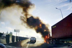 Xe container cháy rụi trên cao tốc TP.HCM - Long Thành - Dầu Giây
