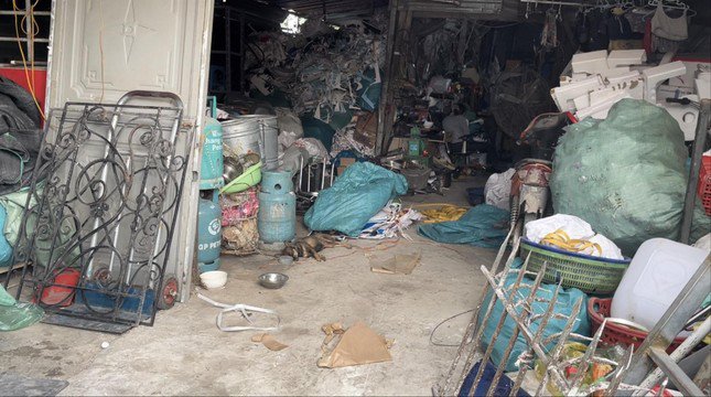 Cơ sở thu mua phế liệu tại đường Tân Triều Mới chất đầy phế liệu. Ảnh: Thành Đạt