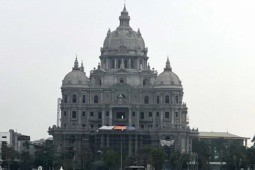 Lâu đài “khủng“ nhất nhì Việt Nam, xây dựng hơn 3 năm chưa hoàn thành