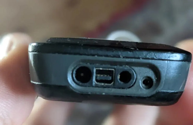 Nokia, một ông lớn trong ngành điện thoại di động, từng nổi tiếng với cổng sạc riêng. Một trong những cổng sạc biểu tượng nhất chính là loại cổng sạc Nokia 2mm và 2,5mm dùng rộng rãi trên các điện thoại Nokia đời cũ. Đó là một đầu nối tương đối nhỏ gọn và đơn giản, biểu tượng cho thời kỳ đầu của điện thoại di động. Nokia có các cổng sạc khác nhau dành riêng cho chúng.
