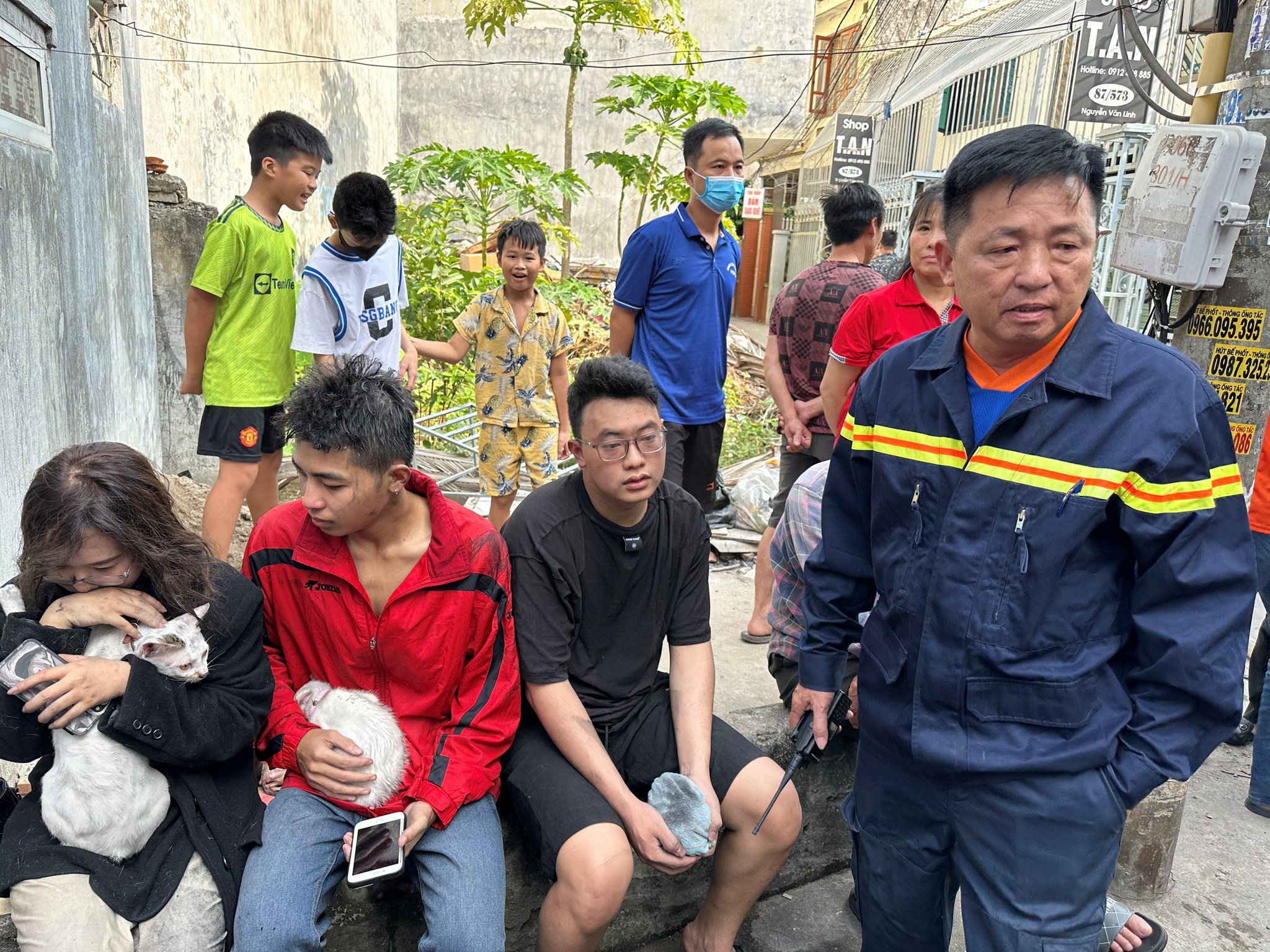 3 người được cảnh sát đưa xuống an toàn