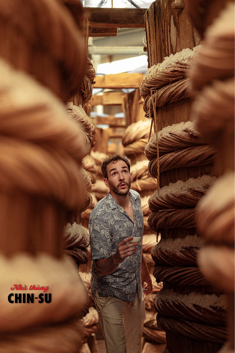 Will in Vietnam - chàng trai cao 1.9m bỗng nhiên “lọt thỏm” trong khung cảnh nhà thùng nước mắm Chin-su Phú Quốc. Mỗi thùng ủ chượp chứa 13-15 tấn cá 