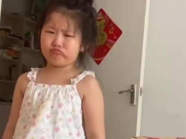 Giáo dục - du học - Con gái khóc kêu "mẹ sinh con ra, sao con lại giống bố?", nhìn diện mạo người bố ai cũng thương đứa trẻ