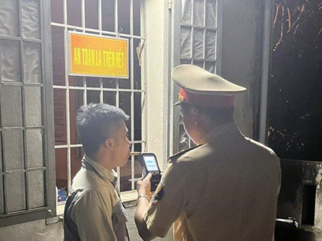 Tin tức trong ngày - Cảnh sát bất ngờ kiểm tra nồng độ cồn nhân viên trực gác chắn tàu, phát hiện vi phạm "khủng"