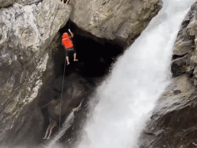 Tin tức trong ngày - CLIP: Cảnh sát đu dây cứu nam du khách Nga mắc kẹt dưới thác dữ