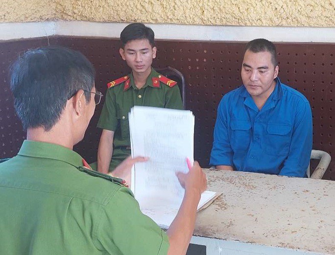 Sau khi người vay chậm trả tiền, Bạch Thành Lâm và đồng bọn dùng vũ lực cưỡng đoạt tài sản