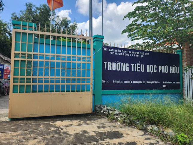 Trường Tiểu học Phú Hữu, nơi xảy ra sự việc phụ huynh tố có thực phẩm ôi thiu tại đơn vị cung cấp suất ăn.