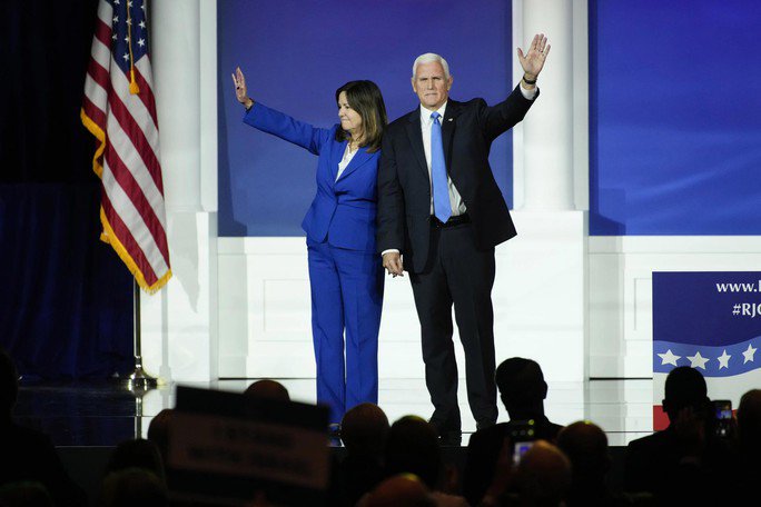 Ông Mike Pence và phu nhân Karen Pence chào những người ủng hộ sau khi ông tuyên bố từ bỏ đường đua vào Nhà Trắng - Ảnh: AP