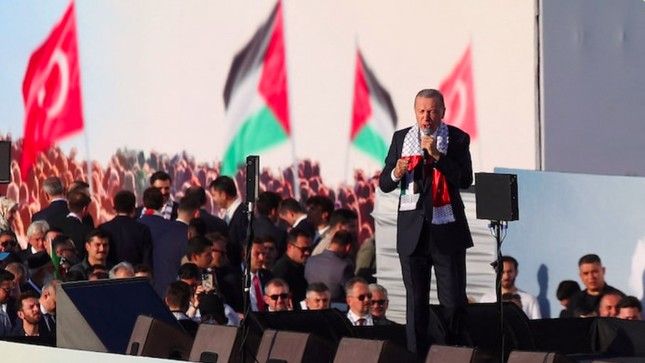 Tổng thống Thổ Nhĩ Kỳ Tayyip Erdogan phát biểu trước hàng triệu người tập trung ủng hộ Palestine ngày 28/10. (Ảnh: Reuters)
