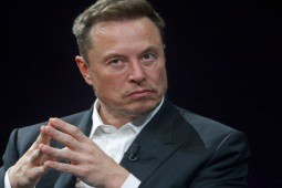 Tỷ phú Elon Musk đáp trả chỉ trích về việc ”ngắt Starlink ngăn Ukraine tập kích Crimea”