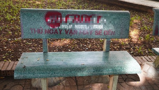 Một chiếc ghế bị in chữ quảng cáo