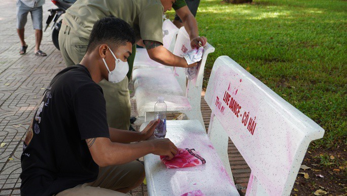 Người dân cùng các lực lượng chức năng lau dọn