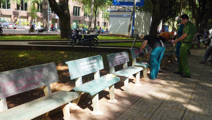 Hàng chục chiếc ghế được lau sạch sau khi bị kẻ gian in chữ quảng cáo