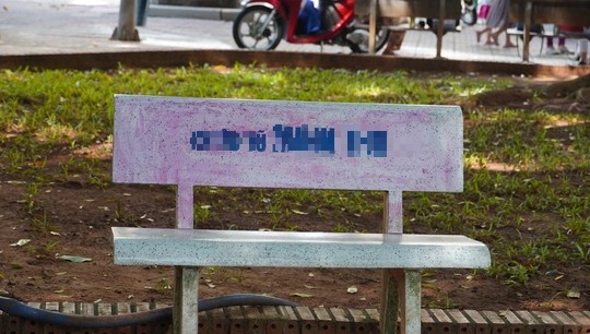 Hình ảnh một chiếc ghế bị nhem nhuốc sau khi được lau qua