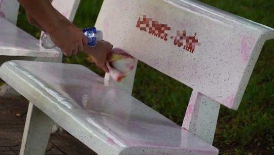 Những chiếc ghế trắng sau khi lau xong cũng không sạch được như cũ